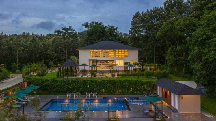 Which Chikmagalur resort provides the best fusion of luxury and environment?