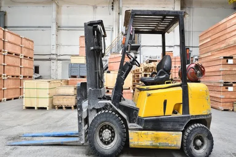 How Real-Time Forklift Tracking Lowers Operational Costs
